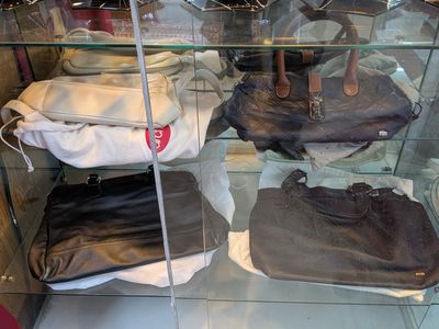 une vitrine en verre contenant plusieurs sacs