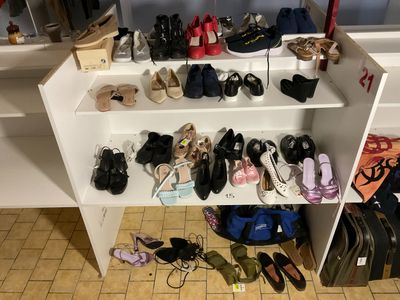 de nombreuses paires de chaussures sur une étagère dans une pièce