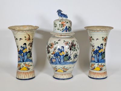 trois vases posés l'un à côté de l'autre sur une table
