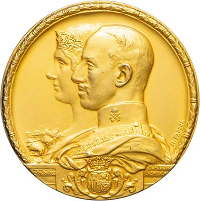 the two men are facing each other on a gold medal