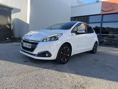une voiture blanche garée devant un bâtiment