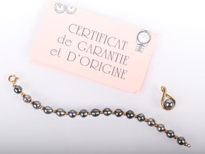 un collier et un bracelet posés sur une table, accompagnés d'un certificat