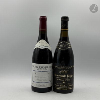 deux bouteilles de vin posées l'une à côté de l'autre sur une table