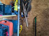une étagère sur laquelle sont posés des outils, dans un garage