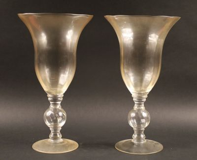 une paire de verres à pied en verre transparent posés sur une surface noire