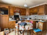 une cuisine avec une table et des chaises