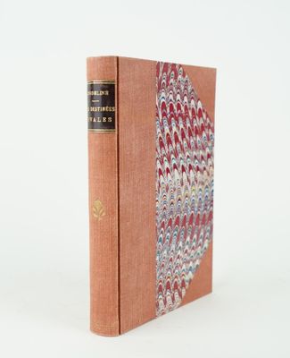 un livre à la couverture rouge posé sur une surface blanche