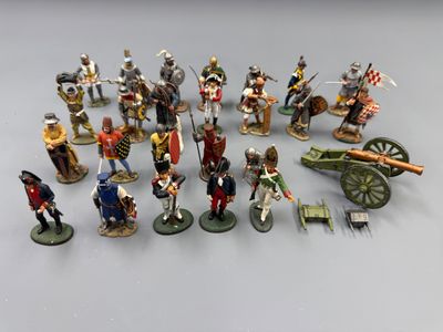 un grand nombre de figurines sur une table