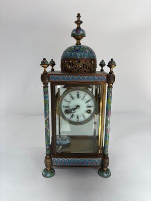 une petite horloge posée sur une table