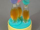 deux vases en verre contenant des fleurs, posés sur une table
