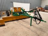 une photo d'une machine garée dans un entrepôt