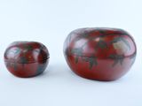 deux pommes rouges posées l'une à côté de l'autre sur une surface blanche