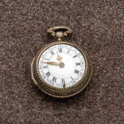 une montre de poche en or avec des chiffres romains