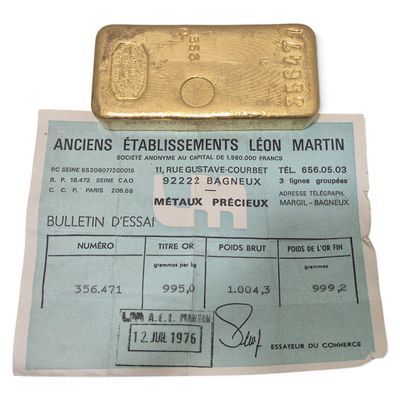 une image représentant un morceau d'or posé sur une feuille de papier