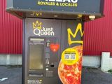 un distributeur automatique de pizzas surmonté d'une couronne
