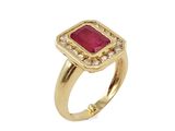 gros plan d'une bague en or avec une pierre en rubis