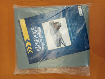 un sac en plastique contenant une batte de baseball, posé sur une table