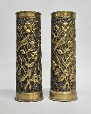 une paire de vases anciens en laiton ornés d'oiseaux et de fleurs
