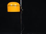 une lampe de table jaune sur fond noir, avec un fond noir