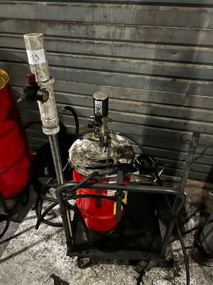 une borne d'incendie rouge à côté d'une autre borne d'incendie rouge