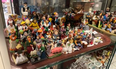 de nombreuses figurines exposées dans une vitrine