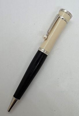 MONTBLANC - STYLO-BILLE, corps noir, capuchon ivoire, le cli…