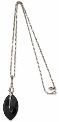 un gros plan d'un collier sur fond blanc, avec une chaîne