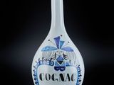 un vase blanc orné d'un motif bleu et blanc
