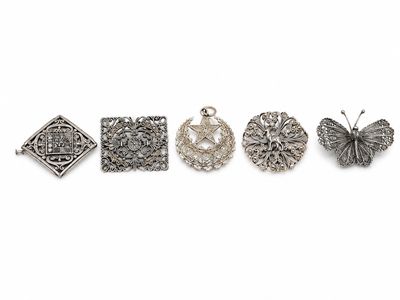 quatre types différents de broches, présentées sur un fond blanc