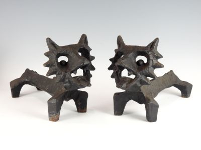 voici deux œuvres d'art qui sont posées l'une sur l'autre