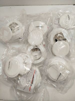 beaucoup d'écouteurs emballés dans du plastique