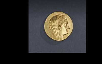 une pièce d'or portant un visage de femme