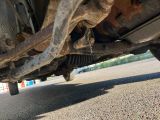 un gros plan sur le pot d'échappement d'une voiture et le pot d'échappement