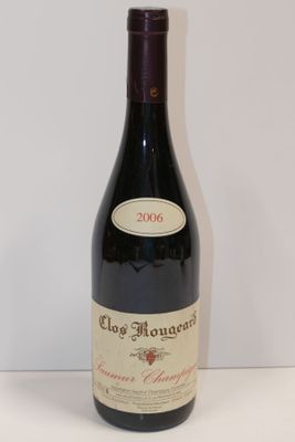 une bouteille de vin posée sur une table