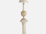 une lampe de table blanche surmontée d'un abat-jour blanc