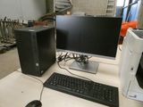 un ordinateur de bureau posé sur un bureau, à côté d'un écran d'ordinateur