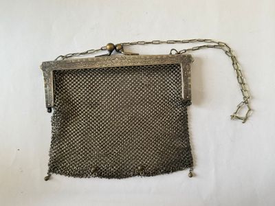 un vieux sac à main en treillis métallique muni d'une chaîne