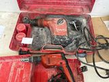 une boîte à outils rouge avec des outils sur le sol