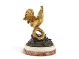 statue d'un coq doré posée sur un socle en marbre, sur fond blanc