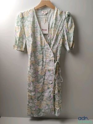 une photo d'une robe suspendue à un cintre accroché au mur
