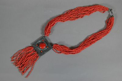 COLLIER en corail et métal argenté orné d'une plaque centrée…