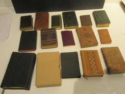 de nombreux types de livres différents sur la table