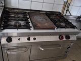 une cuisine équipée d'une cuisinière, d'un four et d'un évier