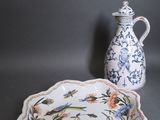 deux assiettes et un vase sur la table