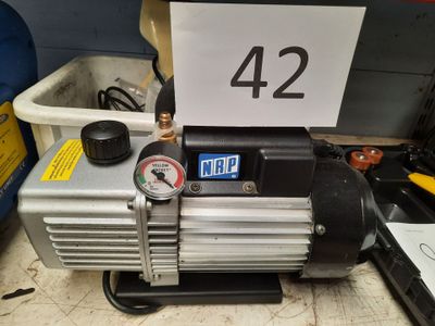 une pompe posée sur une table