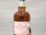 une photo d'une bouteille de whisky posée sur une étagère en verre