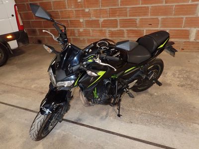 une moto qui est garée dans un garage