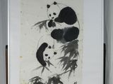 une photo de deux pandas assis sur un chevalet