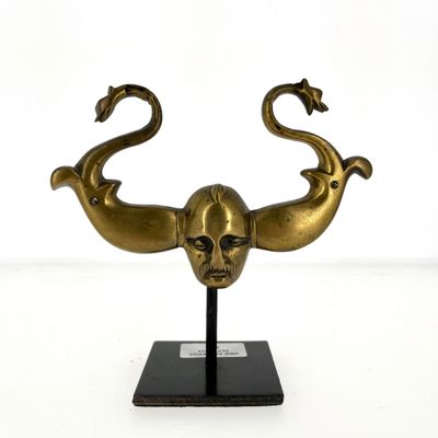 sculpture en bronze représentant la tête d'une femme sur laquelle sont posés deux oiseaux