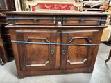une armoire en bois sur laquelle est collé un ruban adhésif bleu